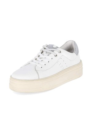 Baskets basses blanches avec une semelle épaisse couleur blanc cassé, lacets à l’avant, et col de talon rembourré gris, présentées légèrement en angle sur fond blanc.