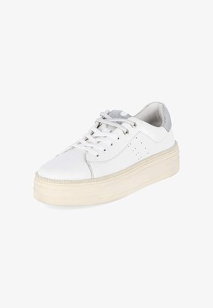 Baskets basses blanches avec une semelle épaisse couleur blanc cassé, lacets à l’avant, et col de talon rembourré gris, présentées légèrement en angle sur fond blanc.