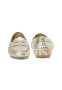 Mocassins en or métallique avec une finition texturée, présentant un détail cousu à l'avant et des crampons en caoutchouc sur la semelle pour l'adhérence.