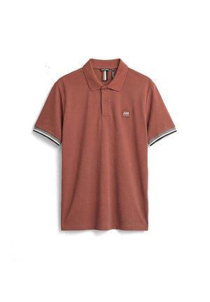 Polo a maniche corte color ruggine con colletto, patta con due bottoni, piccola toppa con logo sul petto e rifinitura a righe sui polsini.