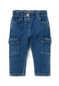 Pantalones cargo de mezclilla en azul oscuro con una cintura ajustada, dos bolsillos laterales y dos bolsillos cargo en los muslos. Costuras en contraste en todo el diseño.