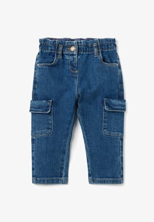 Pantalones cargo de mezclilla en azul oscuro con una cintura ajustada, dos bolsillos laterales y dos bolsillos cargo en los muslos. Costuras en contraste en todo el diseño.