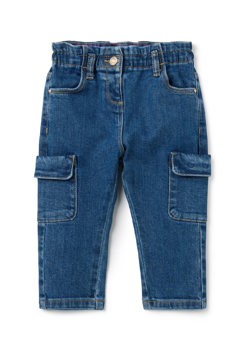 Pantalones cargo de mezclilla en azul oscuro con una cintura ajustada, dos bolsillos laterales y dos bolsillos cargo en los muslos. Costuras en contraste en todo el diseño.