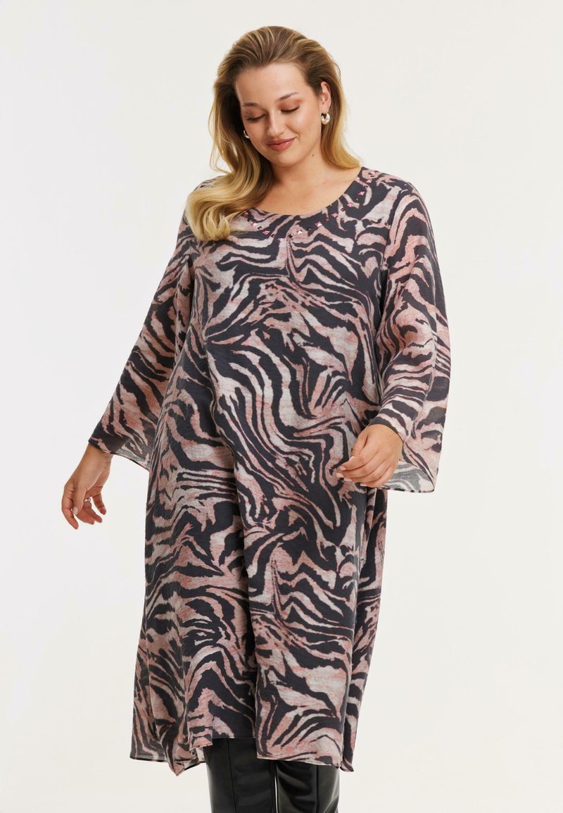 Langärmliges Kleid mit einem pink-schwarzen Tigerstreifenmuster, aus einem weichen Stoff mit rundem Halsausschnitt und lockerem Schnitt.