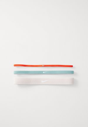 Set od tri gumice za kosu: narančasta uska gumica, tirkizno plisana gumica i bijela glatka gumica, sve sa suptilnim Nike logom.