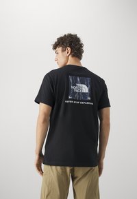 The North Face M SS BOX NSE TEE - Tricou cu imprimeu - black/navy