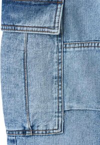 Tessuto denim di un blu chiaro con dettagli in blu scuro a contrasto. Le caratteristiche includono cuciture distintive, tasche e una texture liscia.