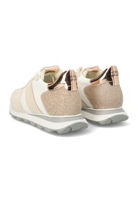 Sneaker beige e bianchi con tacchi dorati glitterati, punte in rosè metallico e suole in gomma grigia viste da dietro.