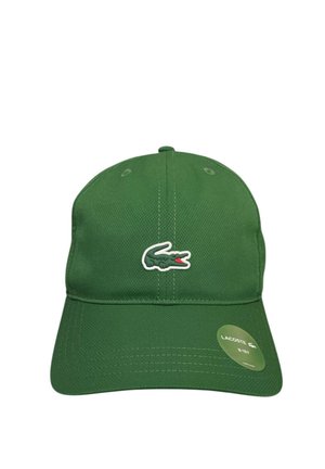 Cappellino da baseball verde con logo Lacoste a forma di coccodrillo sul davanti e adesivo rotondo sulla visiera, mostrato su sfondo bianco.