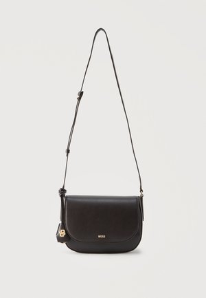 Geantă crossbody din piele neagră, cu închidere cu clapetă, bretea reglabilă, mic logo auriu "BOSS" și etichetă atașată cu emblema aurie "B".