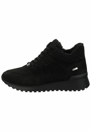 Baskets montantes en suede noir avec des accents texturés, design à lacets, col rembourré et semelle en caoutchouc dotée d'un motif de traction.