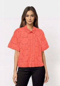 Korallfarget kortermet skjorte med knappelukking i front, med broderte mønstre og klassisk krage. Strukturfabric.