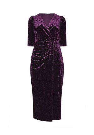Robe midi en velours violet profond avec décolleté en V croisé, détails froncés à la taille et manches courtes bouffantes.