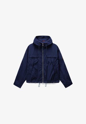 Marineblaue, leichte Kapuzenjacke mit durchgehendem Reißverschluss, verstellbaren Kordelzügen an Kapuze und Saum sowie einem Abzeichen am linken Ärmel.