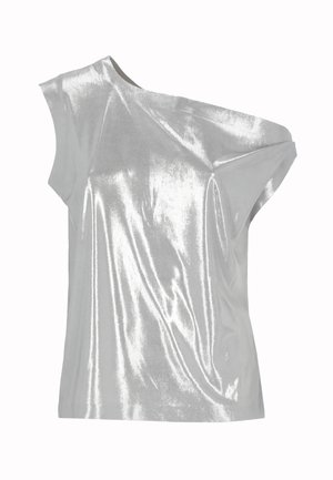 Top asimmetrico senza maniche in tessuto metallico argento con una spalla larga e una texture liscia e lucida.