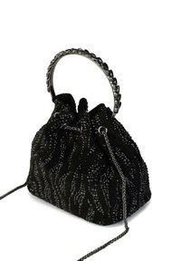 Borsa nera in tessuto testurizzato, con un motivo di perline e una maniglia circolare in argento. Include una tracolla a catena staccabile.