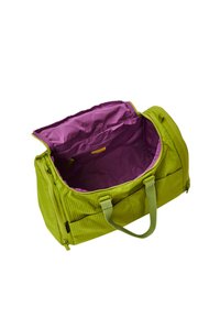 Borsa a duffle verde con un'esterno testurizzato e un'apertura con zip, caratterizzata da una fodera interna viola e doppi manici per il trasporto.