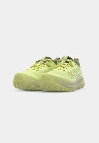Baskets de sport légères et vibrantes de couleur jaune, avec un dessus en maille texturée, des accents verts et une semelle en caoutchouc robuste dotée de crampons multidirectionnels pour une meilleure adhérence.