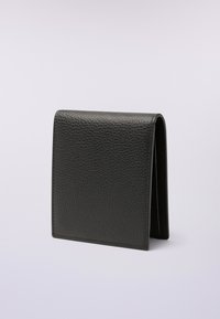 Černá kožená peněženka s texturou hladkých kuliček, skládací design do dvou dílů, zaoblené rohy a viditelné švy. Bez výrazného kovového vybavení nebo akcentů.