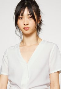 Vero Moda Petite VMEASY  - Blusa - snow white solid
