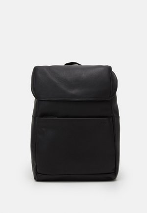 Schwarzer rechteckiger Rucksack mit Klappe oben, vorderer Reißverschlusstasche und kleinem Tragegriff auf weißem Hintergrund.