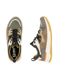 Baskets en suede vert, gris et tan avec des lacets noirs, des accents blancs et orange, des semelles texturées et une languette au niveau du talon.