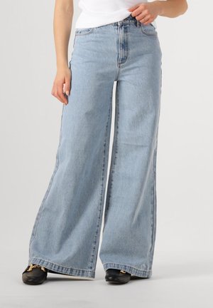 SUPER WIDE LORETTA - Flared Jeans - light blue