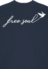 Felpa blu con testo in corsivo bianco "free soul" e un piccolo dettaglio di un uccellino. Tessuto morbido con scollatura rotonda e polsini a coste.