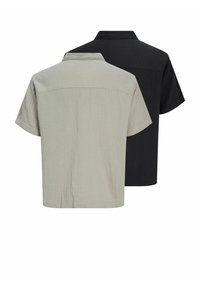 Δύο μπλουζάκια με κοντό μανίκι και υφή, ένα ανοιχτό γκρι και ένα μαύρο, εμφανιζόμενα από πίσω με γιακάδες και ίσιες άκρες.