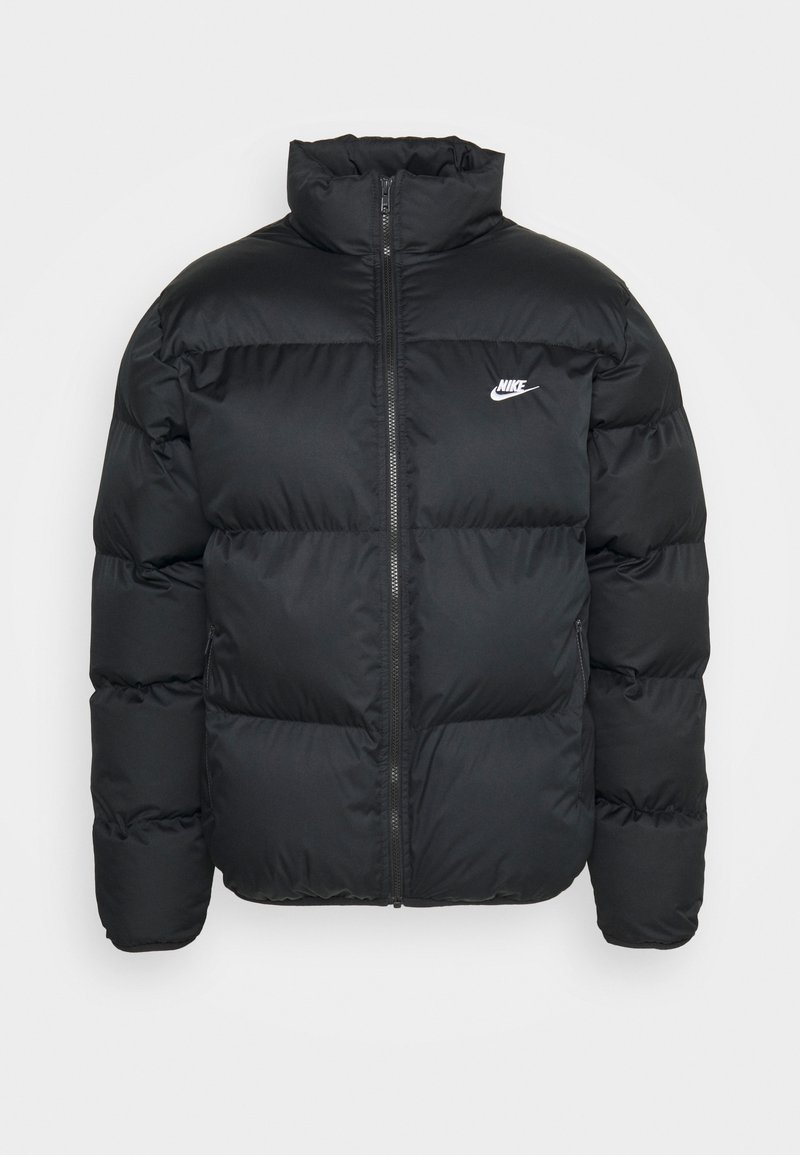 Chaqueta de plumas negra con cuello alto, cierre de cremallera y logo de Nike. Presenta un patrón acolchado y dos bolsillos laterales.