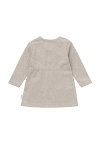 Beżowa sukienka dla małego dziecka z długim rękawem, okrągłym dekoltem i subtelnym detalem szwu w talii, pokazana z tyłu.