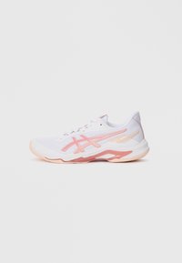 Weiße und rosa Sportschuhe mit Obermaterial aus Mesh, Schnürverschluss und strukturiertem Sohle, seitlich auf einem schlichten Hintergrund positioniert.