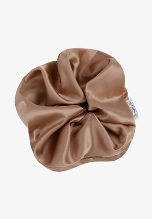 Satin-Haargummi in einem hellbraunen Farbton, mit einer glatten Textur und einem gerafften Design für einen sicheren Halt. Etikett an der Seite sichtbar.