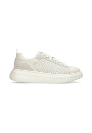 Sneaker bianca basse con pannello laterale forato, chiusura con lacci frontale, colletto imbottito e suola bianca spessa.
