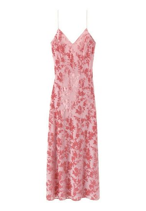 Vestido largo sin mangas rosa con tirantes finos y una superposición de patrones de encaje floral rojo por todo el vestido.