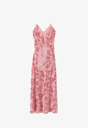 Vestido largo sin mangas rosa con tirantes finos y una superposición de patrones de encaje floral rojo por todo el vestido.