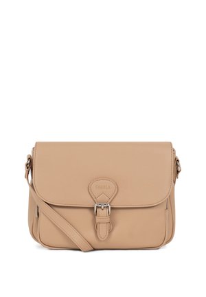 Sac bandoulière en cuir beige avec rabat avant, fermeture à boucle et sangle réglable.