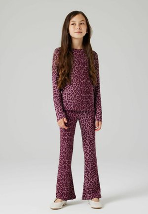 Ensemble de vêtements de détente à imprimé léopard en violet. Haut à manches longues avec coupe décontractée, pantalon évasé assorti, texture douce et taille élastique.