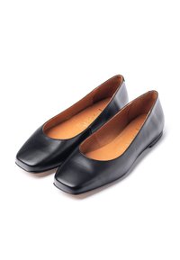 Ballerines noires en cuir avec un bout carré et un petit talon, présentant une surface lisse et une doublure intérieure de couleur naturelle.