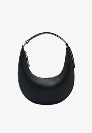 Borsa a mano in pelle nera a forma di mezzaluna, con manico corto regolabile, texture liscia e dettaglio con zip su un lato.