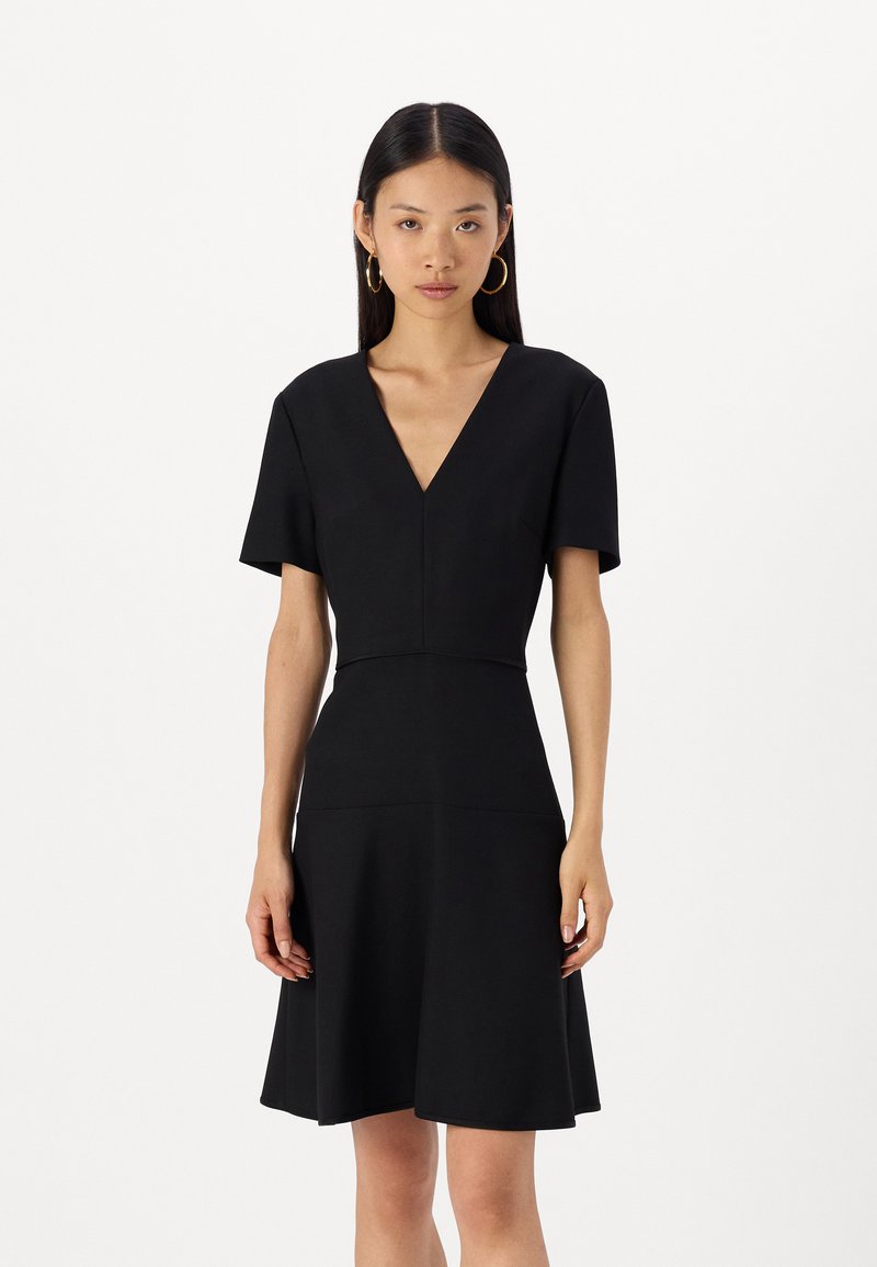 Vestido preto com mangas curtas, decote em V, corpete justo e saia ampla, feito de tecido suave. Design minimalista sem padrões visíveis.