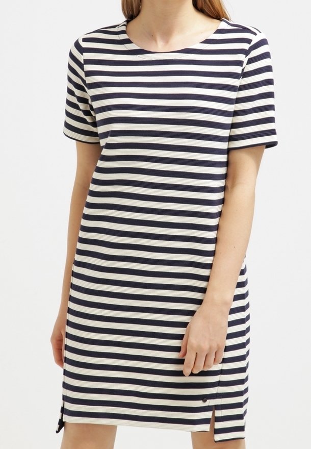 Abito a righe in navy e crema, maniche corte, scollatura tonda, lunghezza al ginocchio, con spacchi laterali e un tessuto testurizzato.