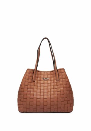 Borsa a mano in pelle intrecciata marrone con doppi manici e logo Guess in argento al centro sul davanti.