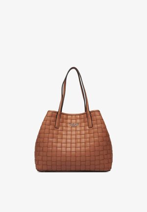 Sac cabas en cuir tressé brun avec double anses et logo Guess argenté centré sur le devant.