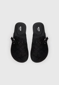 Mustad muudetavat rihmad ja Moschino Milano brändiga pehmed sisetallad mustad õmmeldud klotsid.