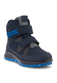Marinblå sneakers med hög skaft i mesh och tygmaterial, dubbel kardborreband, strukturerad gummisula och blå accent längs med banden.