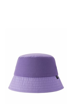 Fioletowy dwukolorowy kapelusz typu bucket z przeszywanym rondem i małą czarną metką z tkaniny po boku na białym tle.