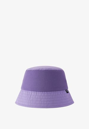 Fioletowy dwukolorowy kapelusz typu bucket z przeszywanym rondem i małą czarną metką z tkaniny po boku na białym tle.