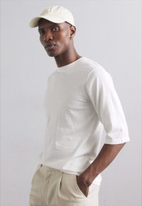 KNITID CREW NECK TEE - Pamata T-krekls - white splash
