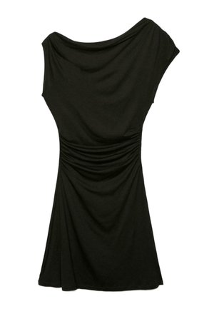 Zwarte jurk met korte mouwen, gedrapeerde halslijn en geplooide details bij de taille, knielengte met een uitlopende rok.